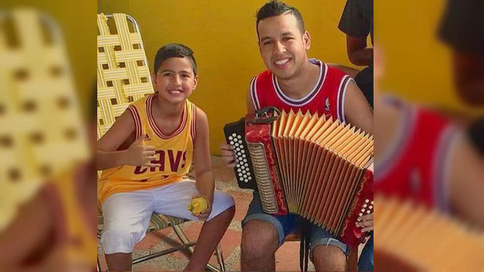 Hijo de Martín Elías visita tumba de su padre en Valledupar Hijo de Martín Elías visita tumba de su padre en Valledupar | RTA Noticias