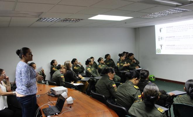 Jóvenes recibirán becas de Técnico en Servicio de Policía | RTA Noticias