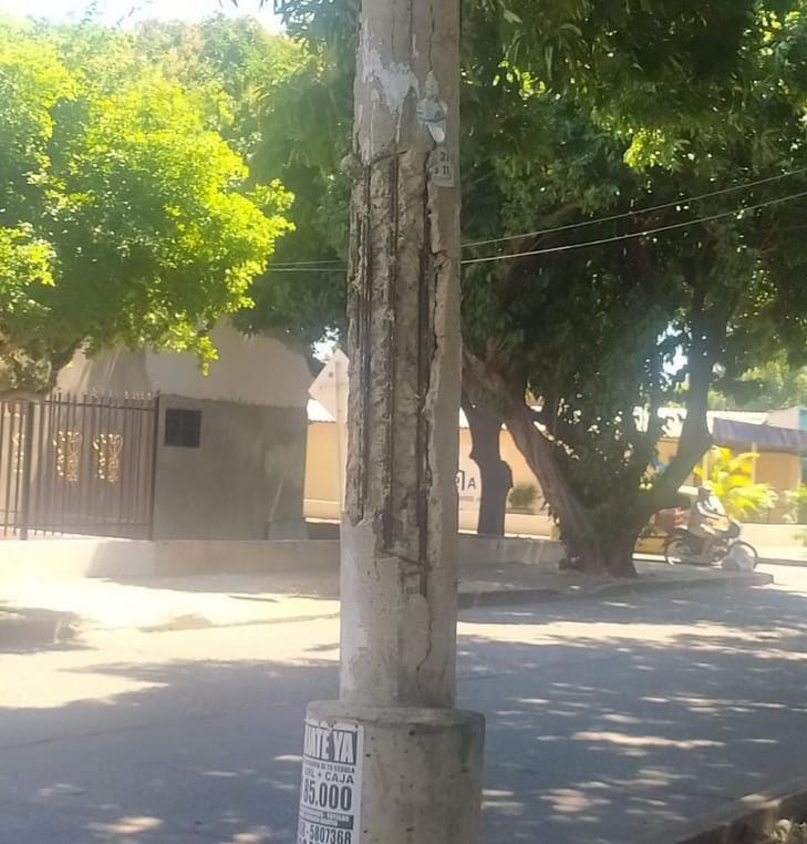 Poste que sostiene redes de energía, en mal estado barrio El Dangond | RTA Noticias