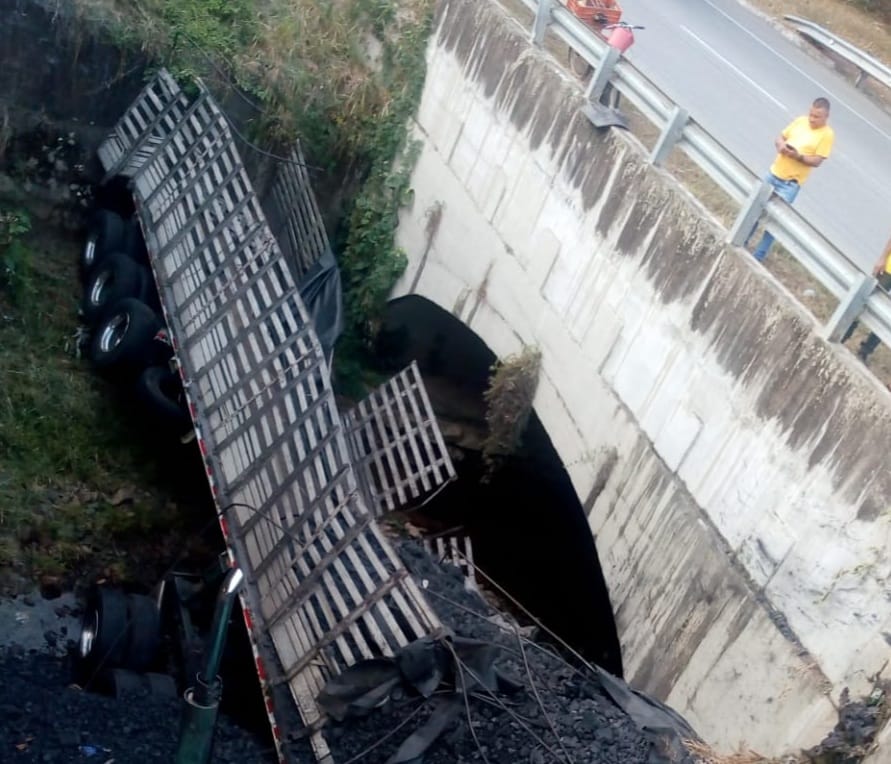 Muere en accidente conductor de camión que transportaba carbón | RTA Noticias