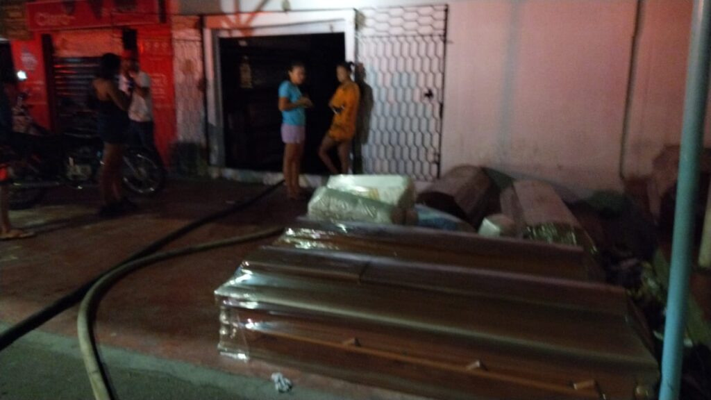 Incendio consumió fábrica de ataúdes en Valledupar Incendio consumió fábrica de ataúdes en Valledupar | RTA Noticias