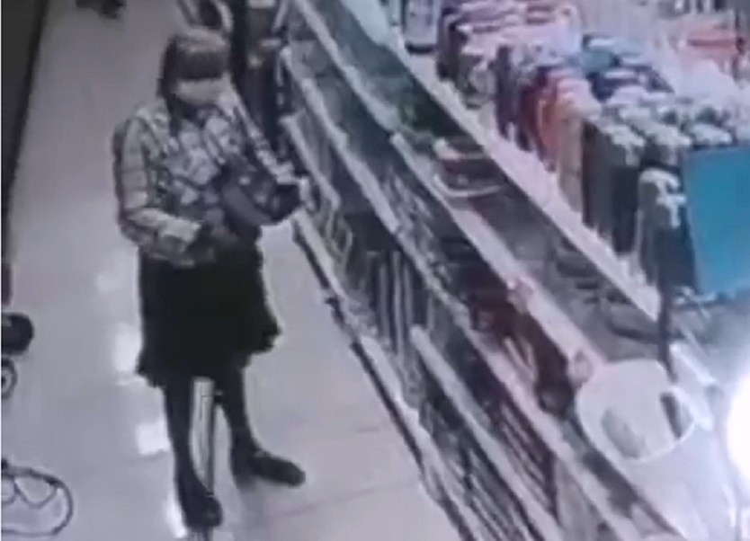 Abuela de 86 años arrestada por robarse 3 libras de arroz Abuela de 86 años arrestada por robarse 3 libras de arroz | RTA Noticias