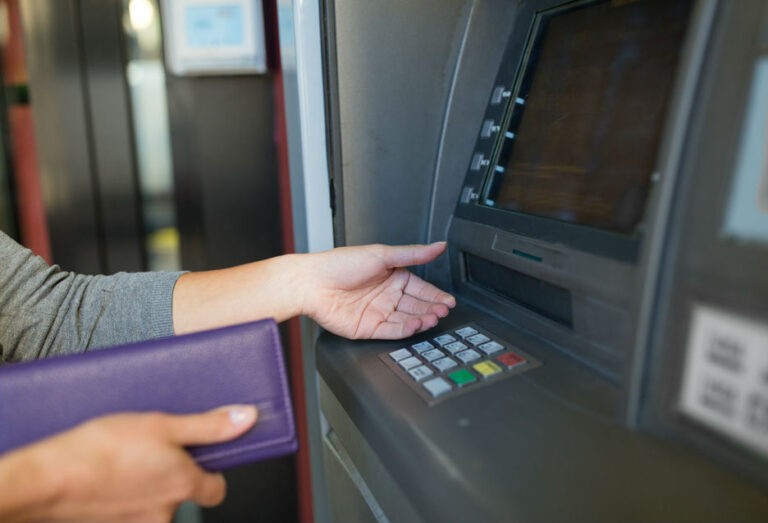 Bancos que más cobran por sacar dinero en cajeros cajero_4_0