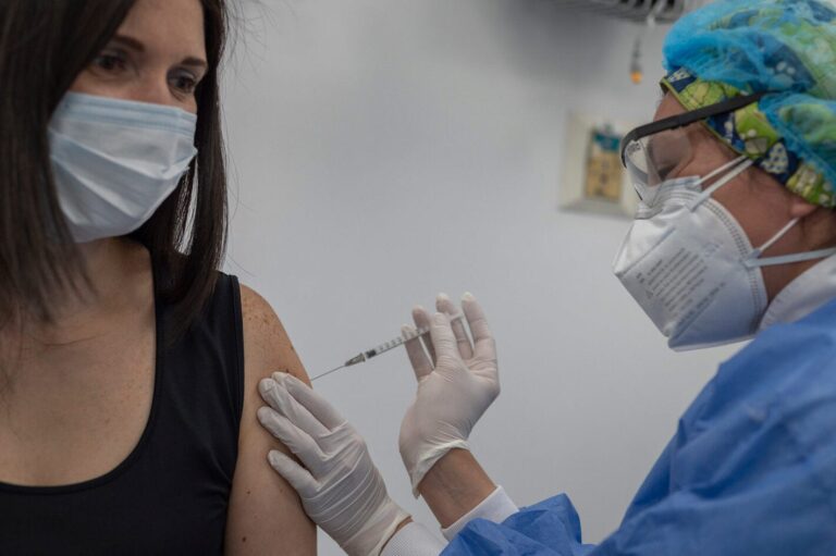 Apreshi Group: Líder en exámenes ocupacionales en Colombia con presencia en 12 ciudades col-covid-19-vaccination-2