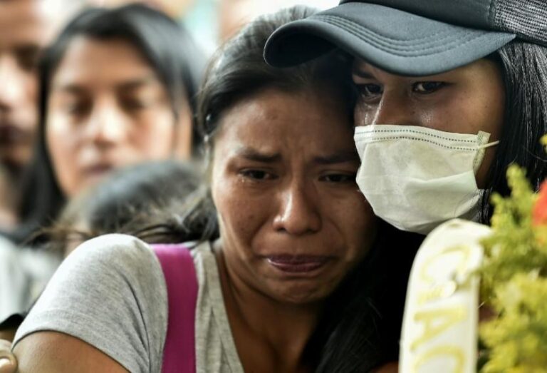 Colombia pasa a ser de los países menos felices del mundo Entre-miedo-y-tristeza-indigenas-asi-despidieron-a-dos-de-sus-lideres-asesinados