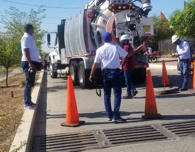 Emdupar atiende rebosamiento de aguas negras Emdupar atiende rebosamiento de aguas negras | RTA Noticias