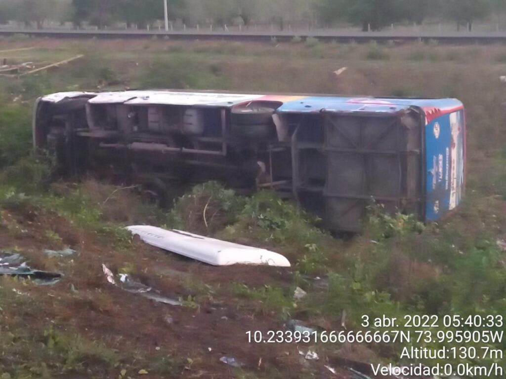 Bus de turismo se volcó en El Copey | RTA Noticias