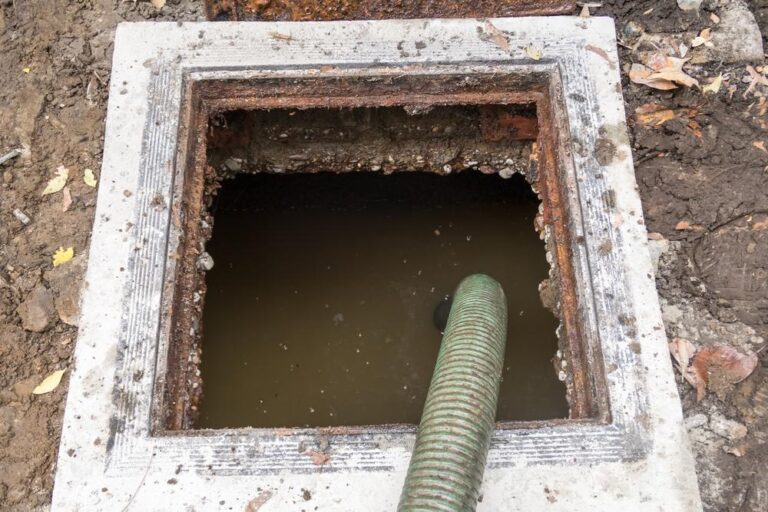 Niño de 2 años se ahogó en una poza séptica Emptying the cesspool