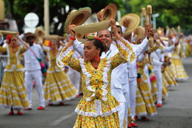 thumbnail_Aspecto-del-desfile-de-Piloneras-en-homenaje-a-Cecilia-La-Polla-Monsalvo-Riveira