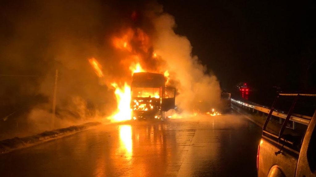 Incineran vehículo en el Cruce de Chiriguaná | RTA Noticias