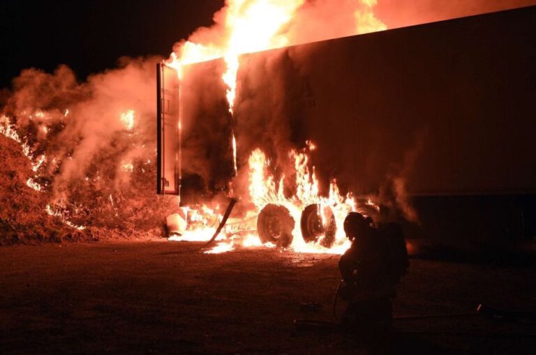 Camion-cargado-de-carne-prendido-fuego-por-granjeros-franceses