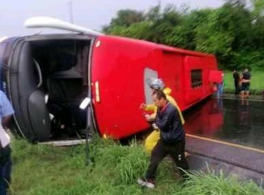 Volcamiento de bus dejó un muerto y 18 heridos WhatsApp-Image-2022-05-02-at-6.19.47-PM