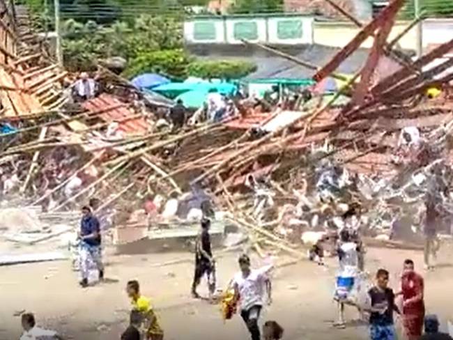 Corraleja termina en tragedia tras desplome de gradas | RTA Noticias