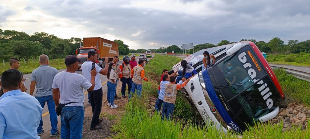 Bus de Brasilia se accidenta en carreteras del Cesar Bus de Brasilia se accidenta en carreteras del Cesar | RTA Noticias