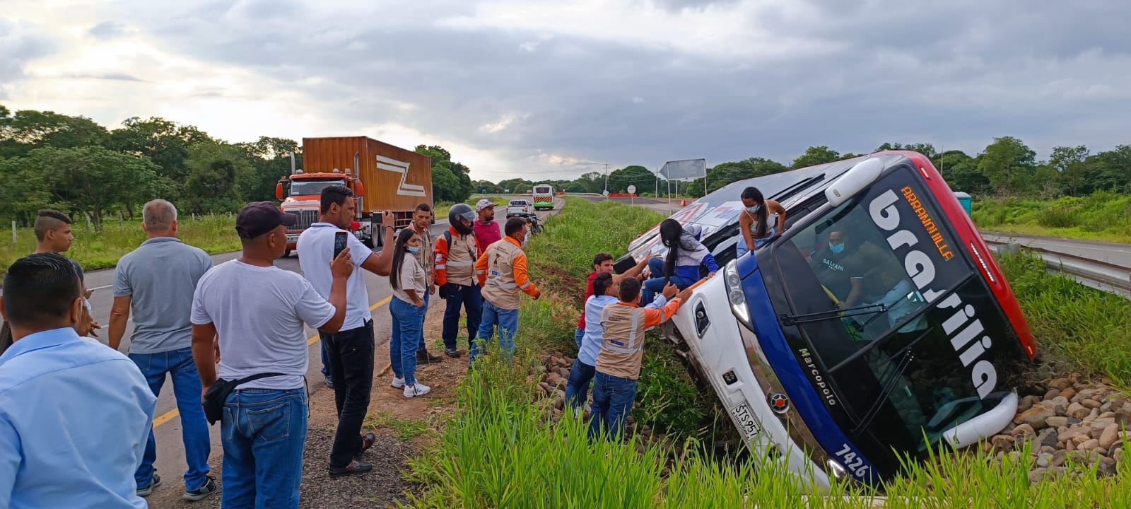 Bus de Brasilia se accidenta en carreteras del Cesar WhatsApp Image 2022-06-15 at 6.41.36 AM