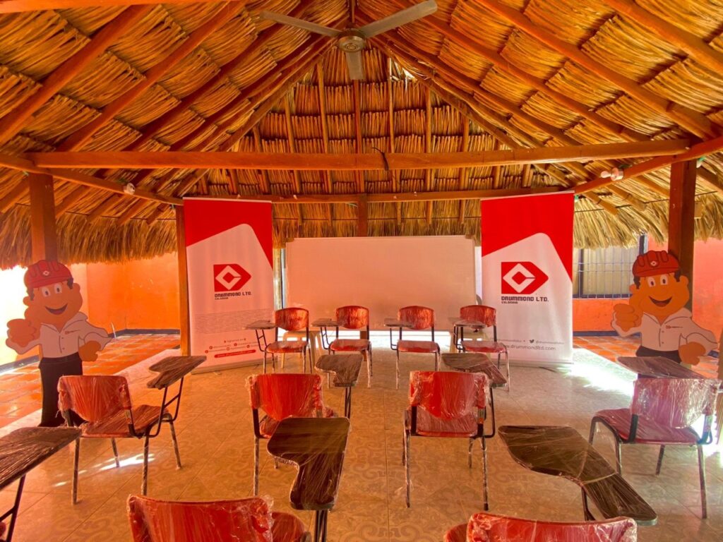 Drummond Ltd. entrega pupitres a etnia Yukpa en Becerril | RTA Noticias