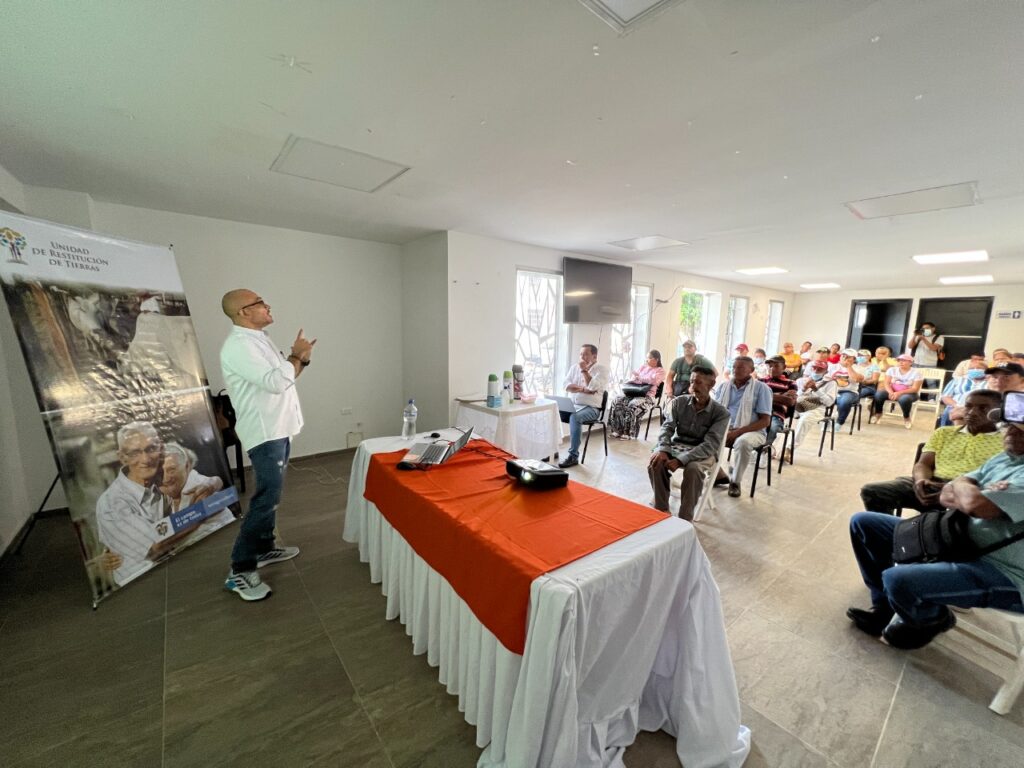 Campesinos del Cesar se capacitan en política de restitución | RTA Noticias