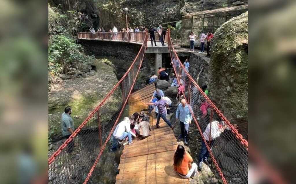Alcalde en México se cae con puente en plena reinauguración | RTA Noticias