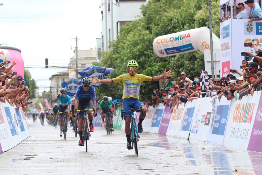 Ganador de etapa en la Vuelta Colombia arrolló a su esposa Ganador de etapa en la Vuelta Colombia arrolló a su esposa | RTA Noticias