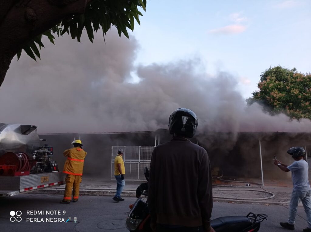 Voraz incendio consumió cacharrería en Los Fundadores | RTA Noticias