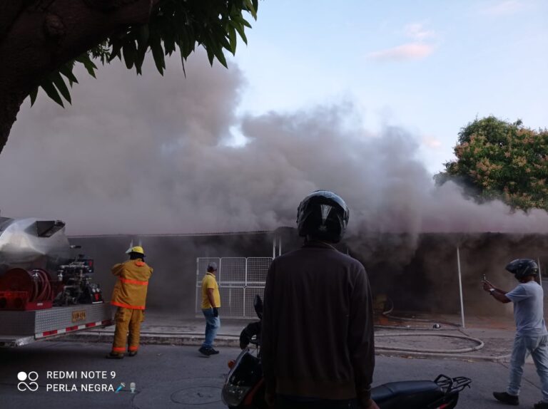 Voraz incendio consumió cacharrería en Los Fundadores WhatsApp-Image-2022-07-11-at-7.13.27-AM