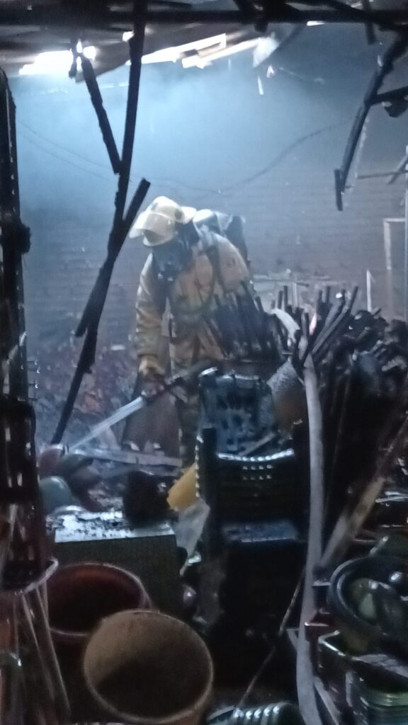 Voraz incendio consumió cacharrería en Los Fundadores | RTA Noticias