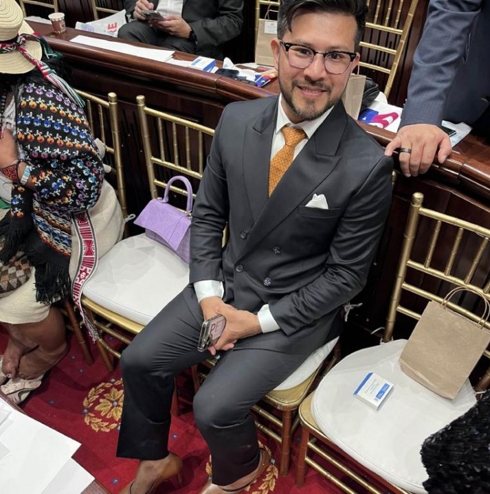 Congresista acudió en tacones a su posesión | RTA Noticias