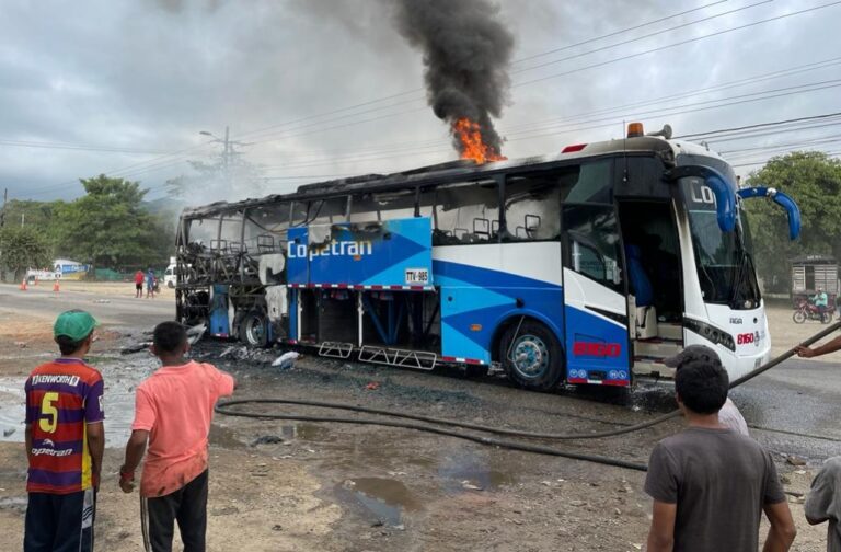 Bus de la empresa Copetran se incineró WhatsApp-Image-2022-07-25-at-5.18.07-PM