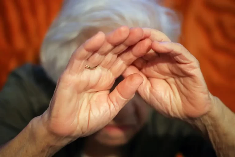 Habría golpeado a su mamá de 71 años por no vender la casa shutterstock_1099612427-1