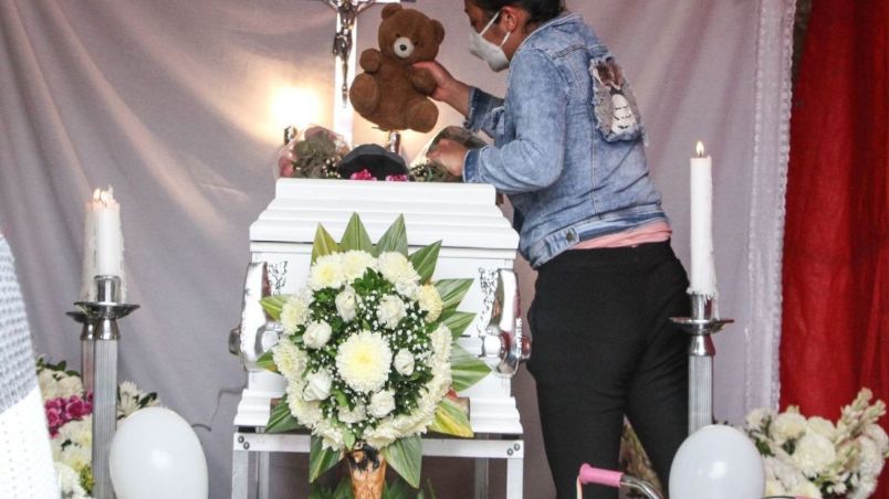 Niña declarada muerta despertó en su funeral Niña declarada muerta despertó en su funeral | RTA Noticias