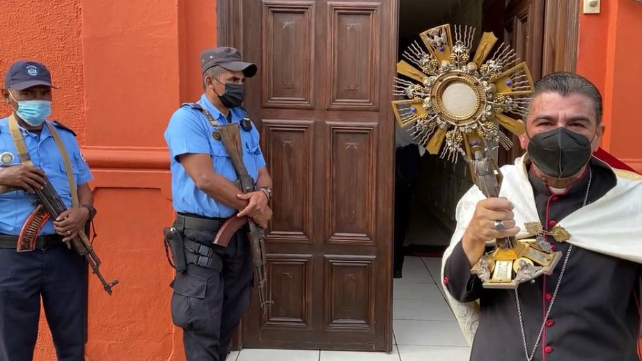 Policía de Nicaragua secuestra a obispo de la casa episcopal | RTA Noticias