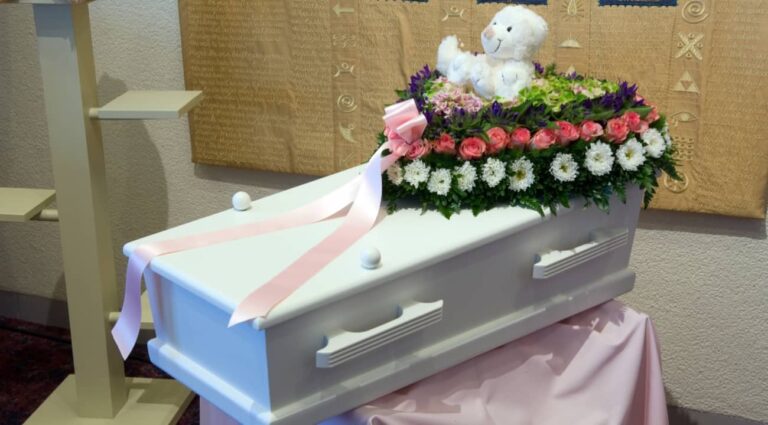 Niña declarada muerta despertó en su funeral shutterstock_104493395-1-1