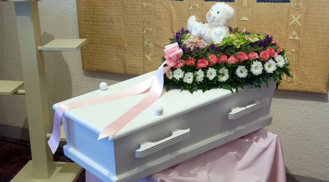 Niña declarada muerta despertó en su funeral shutterstock_104493395-1-1