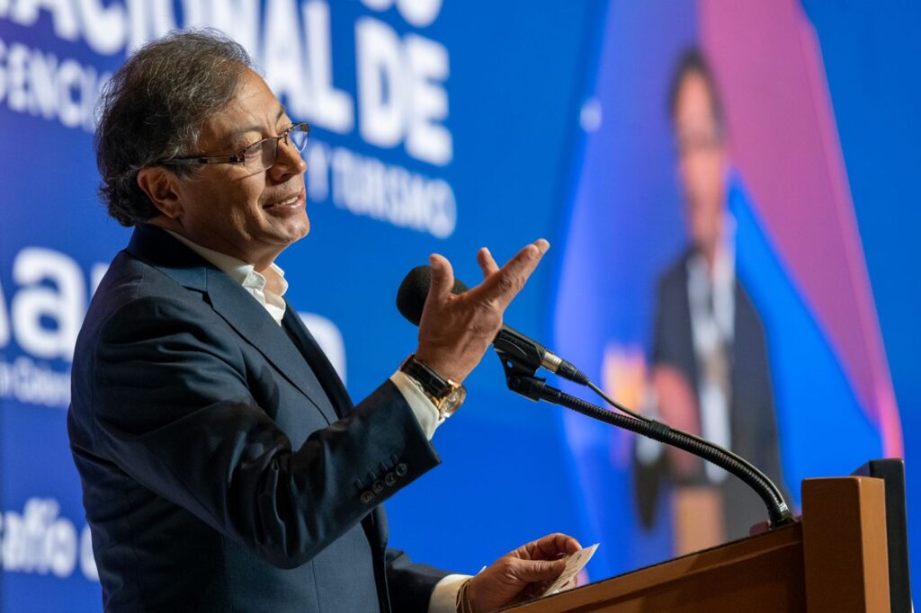 Petro se reunirá con sector energético por aumento de tarifas | RTA Noticias