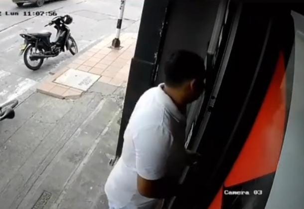 ¿Será que la policía encuentra a este ladrón sin pistola? ¿Será que la policía encuentra a este ladrón sin pistola? | RTA Noticias