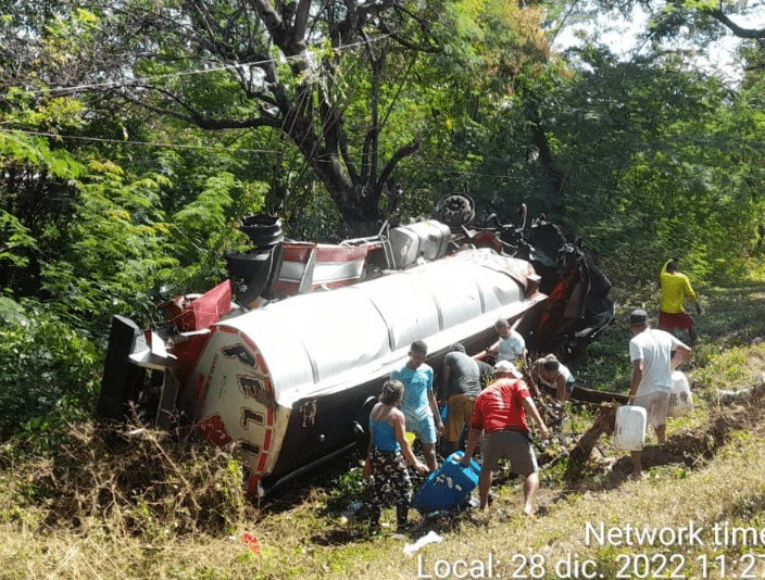 Habitantes aprovechan accidente fatal para robar ACPM image-97