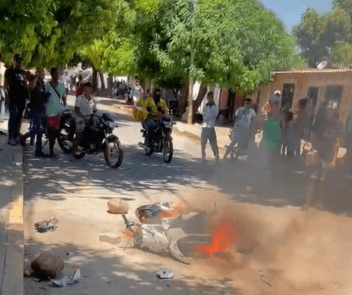 Presuntos atracadores casi salen linchados del barrio La Roca image-132