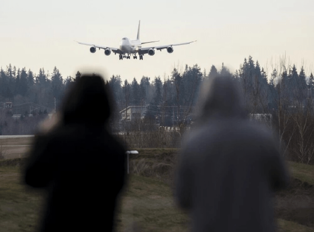 Mujer "enloquece" en pleno vuelo, luego de que le terminaran | RTA Noticias