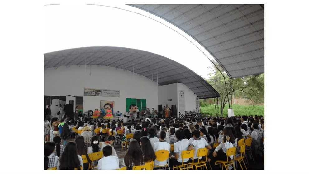 Rectora de colegio prohíbe: celulares, noviazgos y pelo largo Rectora de colegio prohíbe: celulares, noviazgos y pelo largo | RTA Noticias