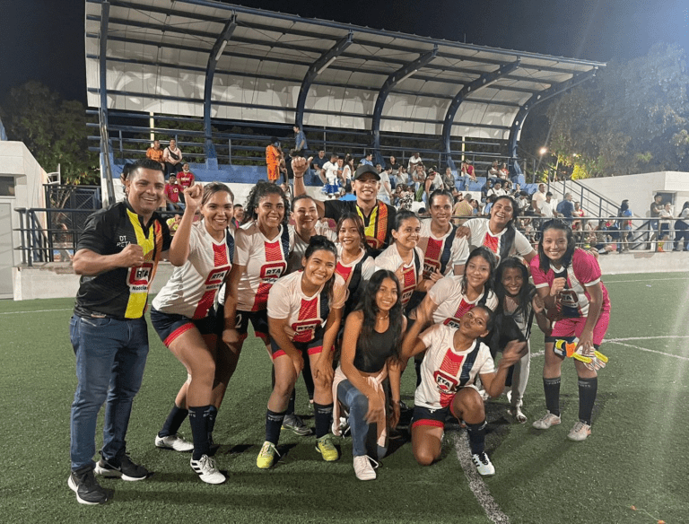 Equipo femenino de RTA Noticias a la final del Torneo de Medios image-140