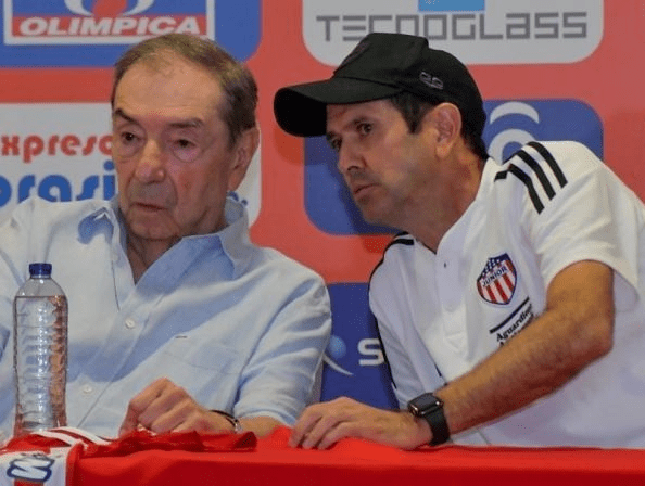 Junior oficializó la salida de Arturo Reyes image-160