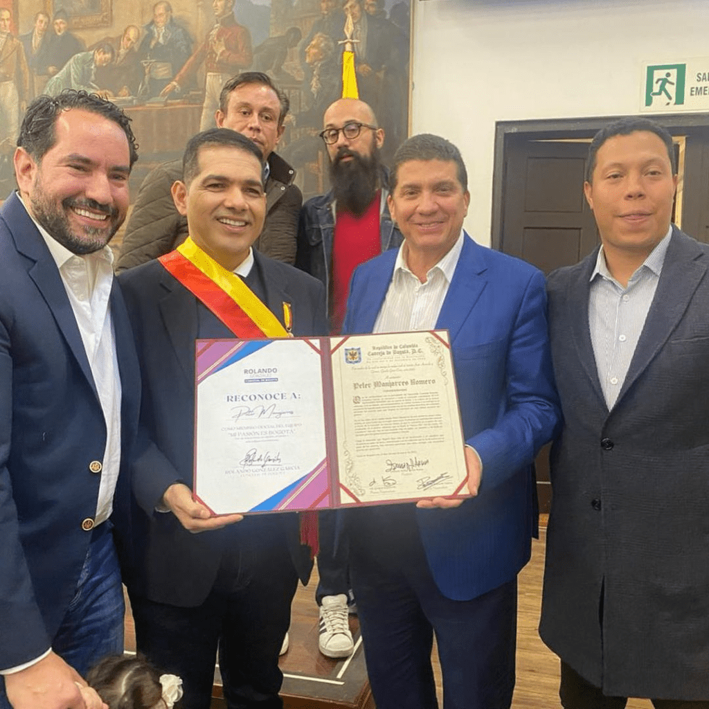 Peter Manjarrés es condecorado con La Cruz de Oro | RTA Noticias