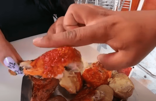 Mujer cumple condena de 14 años por robarse un pollo asado | RTA Noticias