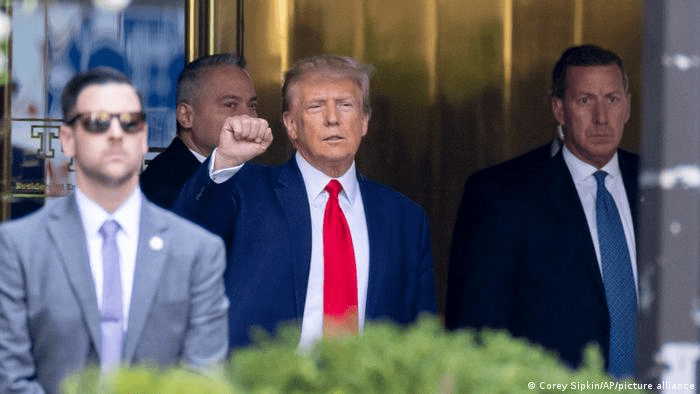 Donald Trump bajo arresto, es acusado de 34 delitos | RTA Noticias