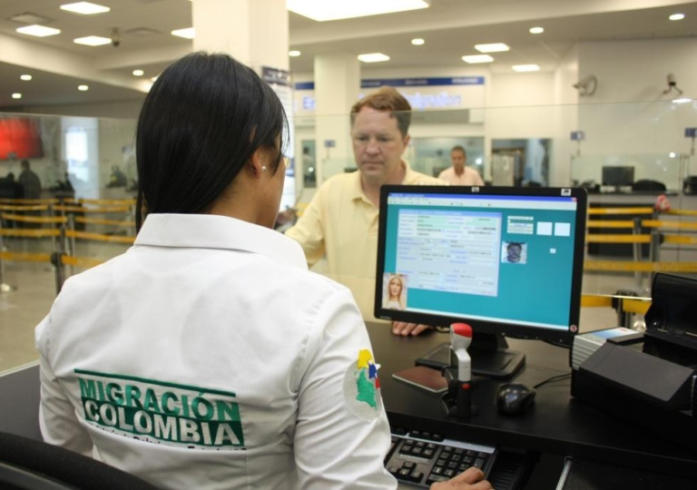Destituyen e inhabilitan a funcionaria de Migración Colombia image-126