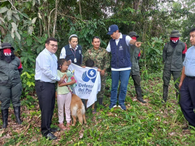 ELN libera a la sargento Karina Ramírez y a sus dos hijos image-38