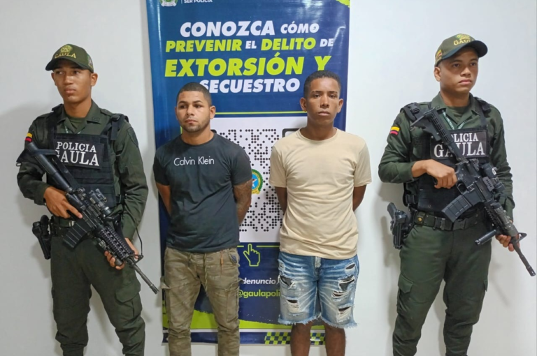Capturados al extorsionar a ciudadano para devolverle su celular image-142