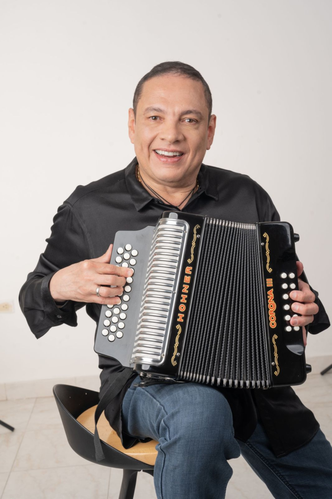 ‘El Cocha’ Molina lanza álbum 100% instrumental de sus éxitos | RTA Noticias