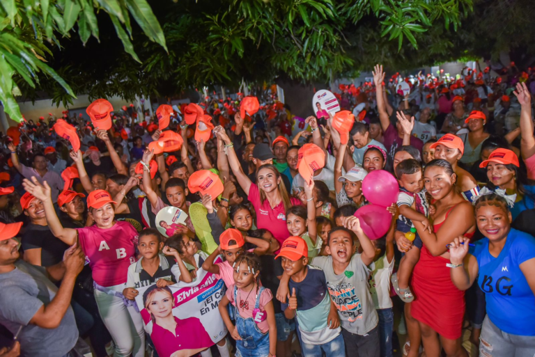 Elvia Milena se compromete a construir 300 kilómetros de vías image-260