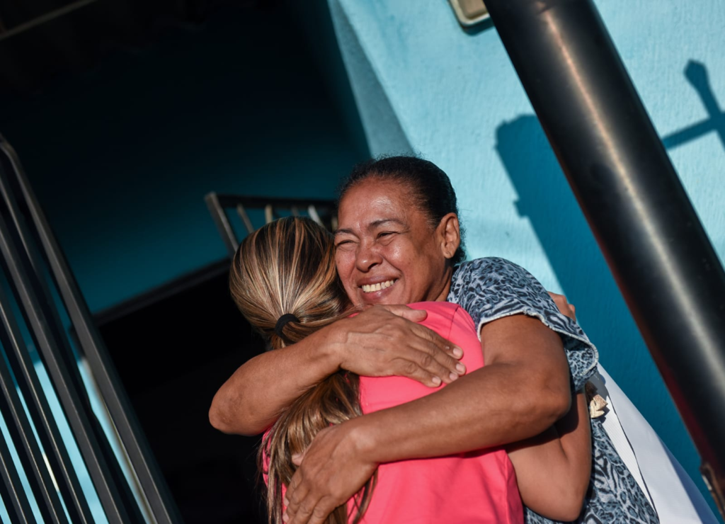 Elvia Milena se compromete a construir 300 kilómetros de vías Elvia Milena se compromete a construir 300 kilómetros de vías | RTA Noticias